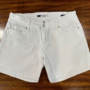 VGS‎ White Short - Size 16.